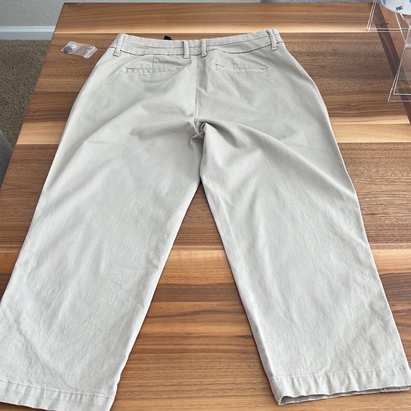 NWOT Croft & Barrow
Excellent Condition
Size 6
Color Tan
Capri 
#545 - Picture 2 of 7